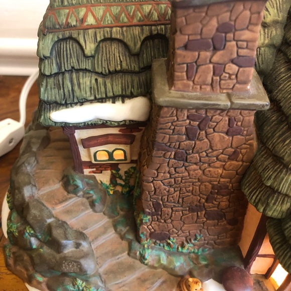 Dept. 56 Heritage Village Collection "Crooked Fence Cottage" Porcelain House - Picture 3 of 7